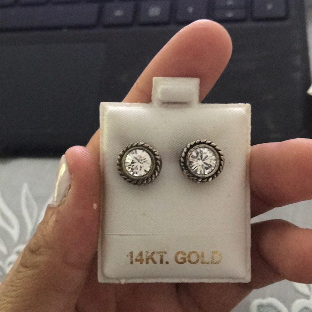 Thick diamond stud earring